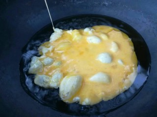什锦炒饭,油开了放入打散的鸡蛋。