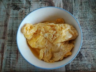什锦炒饭,待鸡蛋7.8分熟的时候把鸡蛋盛出来备用。