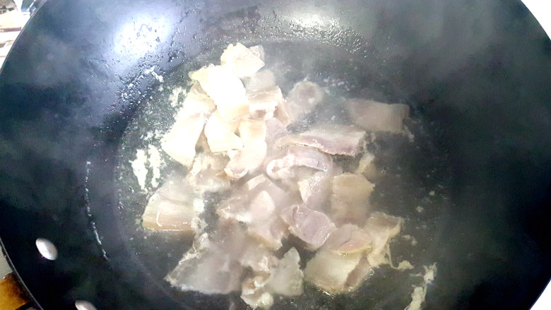 ☺白菜咸肉炖豆腐☺,加水，汆水一分钟捞出。