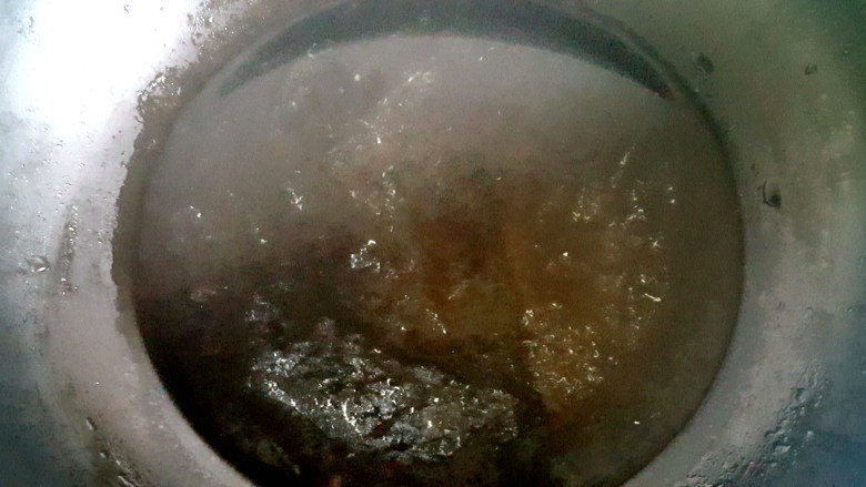 ☺白菜咸肉炖豆腐☺,锅中放水。