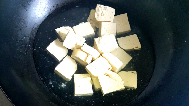 ☺白菜咸肉炖豆腐☺,等水沸腾之后，放入老豆腐，放一小勺盐，滚一分钟。