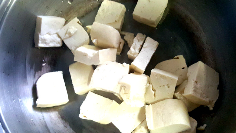 ☺白菜咸肉炖豆腐☺,取老豆腐放入锅中。