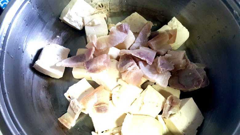 ☺白菜咸肉炖豆腐☺,放入咸肉。