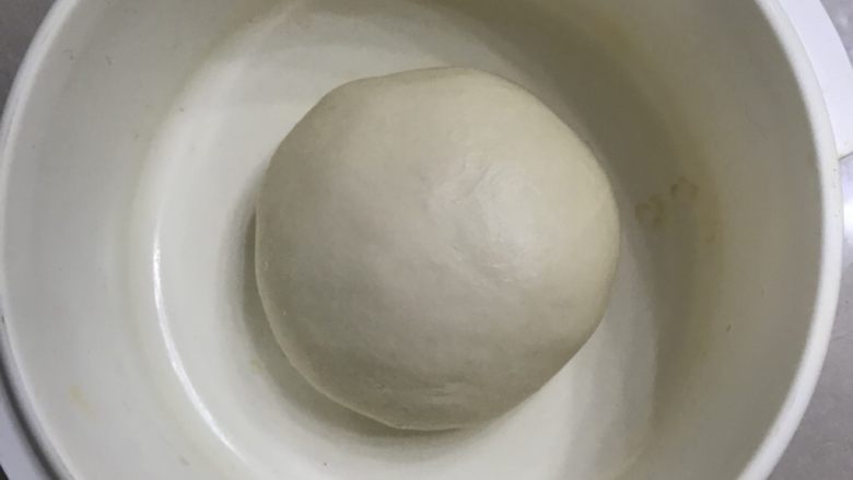 日式红豆包,拿出来揉圆放在保鲜碗中送进发酵箱28度进行基础发酵