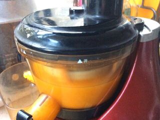 泰国风味凉拌菜,橙子去皮，用榨汁机榨出汁，