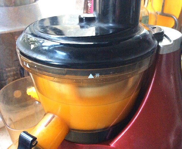泰国风味凉拌菜,橙子去皮，用榨汁机榨出汁，