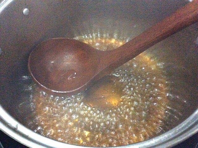 泰国风味凉拌菜,开锅后转小火，搅拌至糖融化
