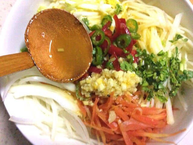 泰国风味凉拌菜,把香菜，尖椒蒜末都放在菜碗中（蒜要油泼一下这一部我忘拍照了）不好意思了