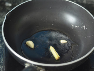 吮指鸭翅,炒锅里放入适量油，烧热后下姜片爆香