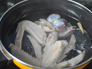 吮指鸭翅,锅里放水，放入鸭翅膀焯水后捞出沥水