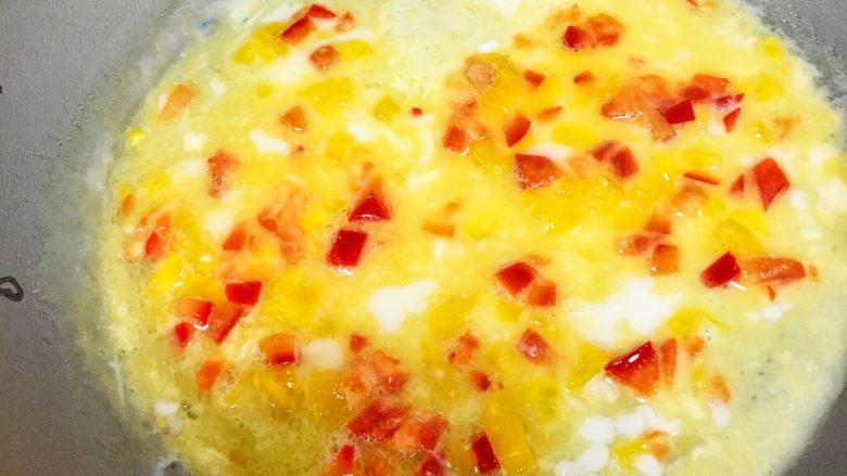 宝宝辅食12M➕：蔬菜奶酪三明治,炒锅或不粘锅刷油转小火，倒入蛋液小火煎至两面微黄后盛出
