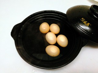 啤酒卤蛋,煮好的鸡蛋放入冷水里浸泡，以便更顺利的剥壳