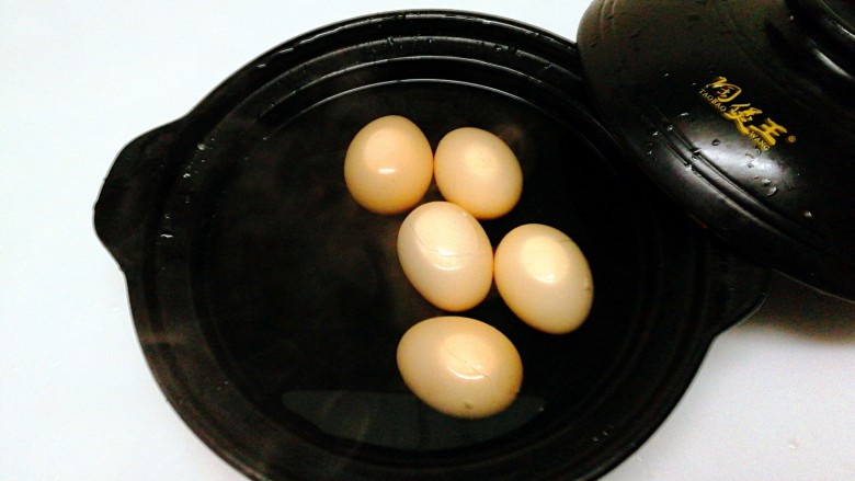 啤酒卤蛋,煮好的鸡蛋放入冷水里浸泡，以便更顺利的剥壳
