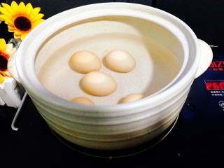 啤酒卤蛋,将鸡蛋洗净，放入砂锅里煮6分钟