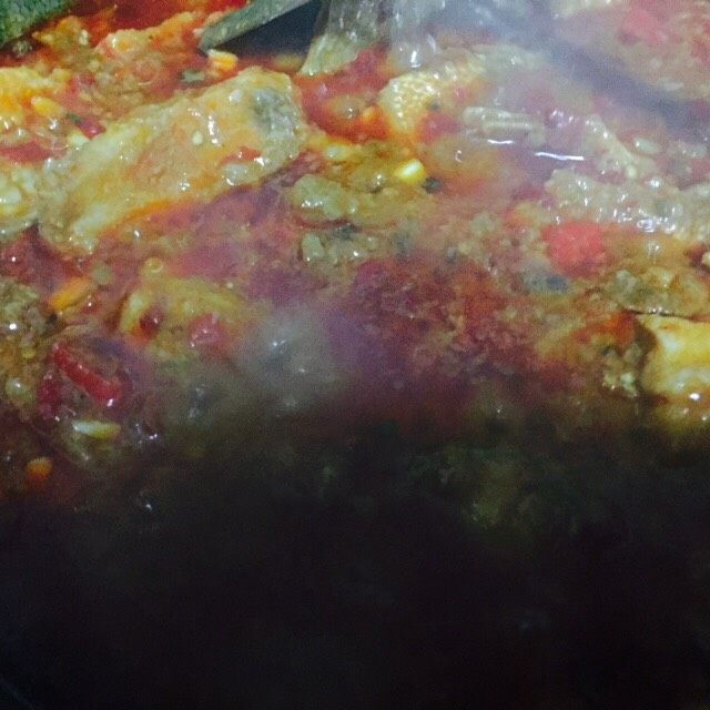 豆瓣泡椒鱼,鱼肉烧至快熟时、加入刚才调好的汤汁收汁即可