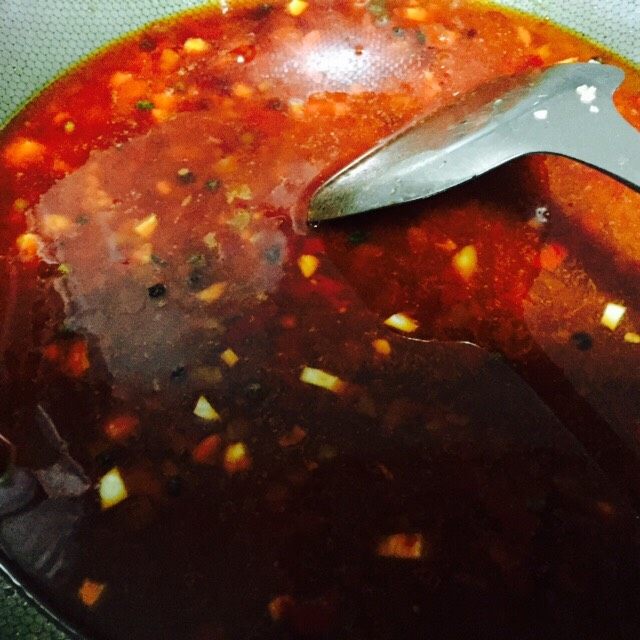 豆瓣泡椒鱼,锅中掺入适量的清水(如有高汤更好)