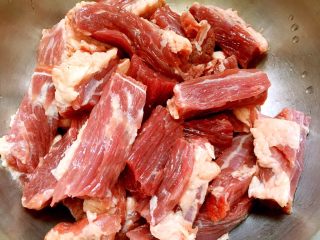 美味牛肉干,牛肉洗净，切约1厘米见方、5厘米的长条