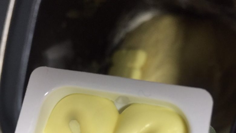 私人定制蛋蓉花苞,18分钟后，放入黄油再启动一次自动和面程序