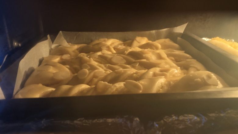 杏仁奶油排包,烤箱预热180度，约20分钟左右，表面上色了加盖锡纸