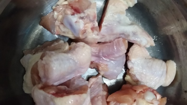 家庭版火锅鸡~快手版,鸡翅根切两半。