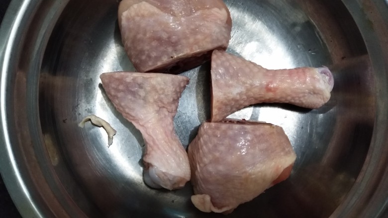 家庭版火锅鸡~快手版,鸡腿切两半。鸡肉焯水备用。