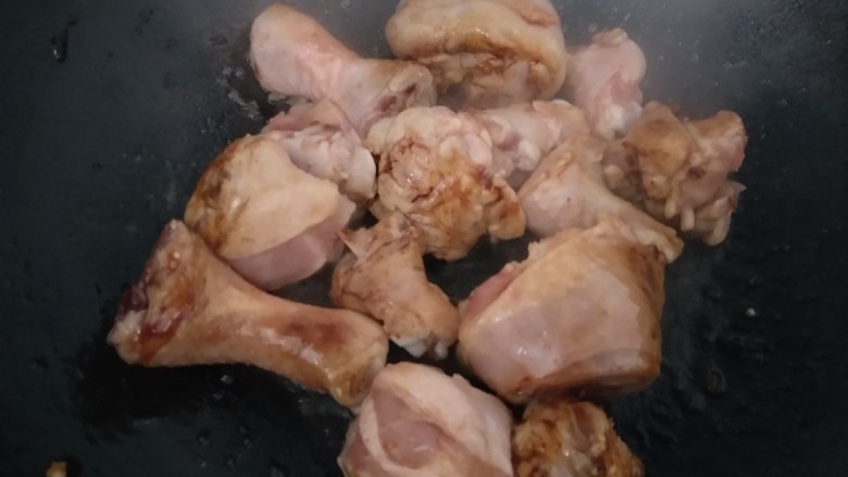 家庭版火锅鸡~快手版,放入鸡肉翻炒。