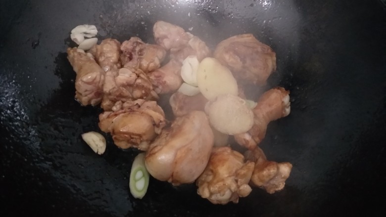 家庭版火锅鸡~快手版,放入葱姜蒜。