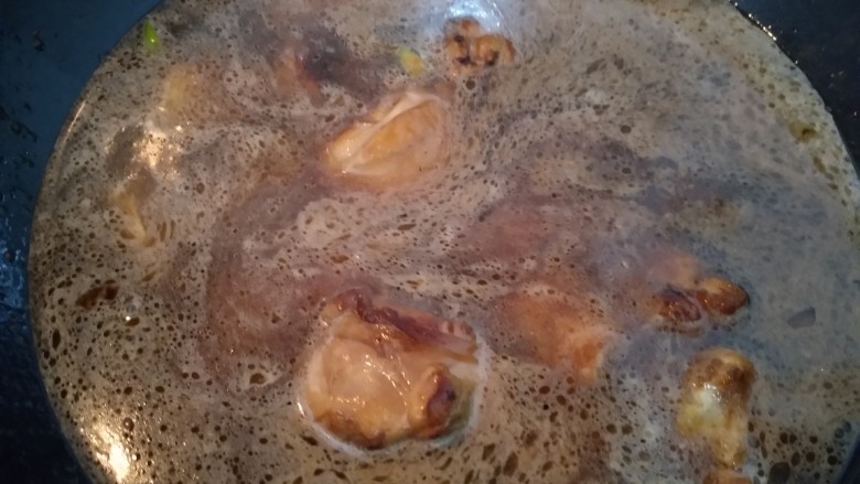 家庭版火锅鸡~快手版,放入四碗水。