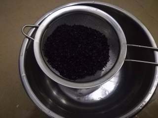 花生/芝麻汤圆,接着是芝麻馅的制作过程，生的黑芝麻要过水洗几次，第一次洗完应该是很脏的，洗过两三次后水才会开始变清，但是应该还会有些微的黑紫色