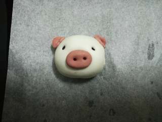 花生/芝麻汤圆,这是用红曲粉做成的小猪造型，眼睛是黑芝麻，粘合的部位沾水即可