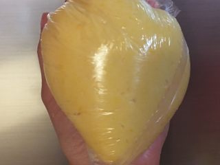南瓜麻薯红豆面包,蒸好的麻薯面团揉匀放入保鲜袋入冰箱冷藏备用