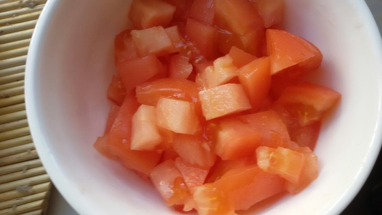 鸡胸番茄意面,煮意面的时候准备其他的东西，西红柿洗净切小块