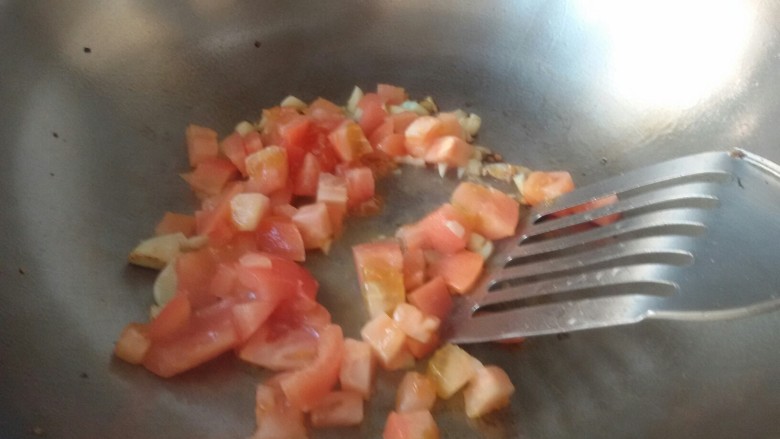 鸡胸番茄意面,倒入切好的西红柿，翻炒，加入调料，盐，胡椒以及其他的调料
西红柿可以多炒一会儿，可以出更多的水