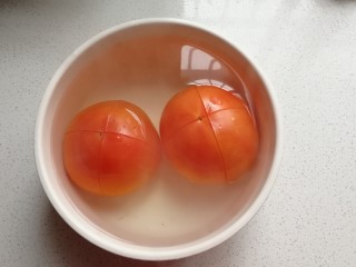 番茄素馅玫瑰蒸饺,番茄两个先打上十字花刀，然后用滚开水烫一会儿，撕去番茄皮