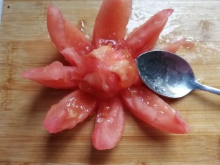 番茄素馅玫瑰蒸饺,然后把外皮扒开，用勺子挖去内部的番茄籽扔掉，当然你也可以直接吃掉哈