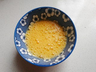 番茄素馅玫瑰蒸饺,鸡蛋两个打散，放入少许盐搅拌均匀（每两个鸡蛋煎一次，24厘米平底锅刚好煎下两个鸡蛋）