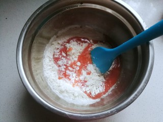 番茄素馅玫瑰蒸饺,再来活面团：取番茄一个放入料理机中打成番茄汁，然后加入面粉中先拌成棉絮状