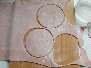 番茄素馅玫瑰蒸饺,将面团切块用压面机压至适量的厚度，然后用饺子压模刻出饺子皮