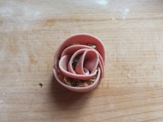 番茄素馅玫瑰蒸饺,卷好后一朵漂亮的玫瑰饺就做好啦