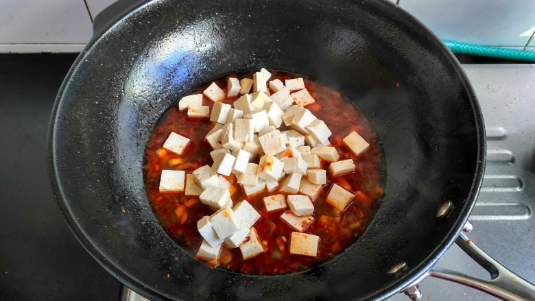 麻婆豆腐,把焯过水的豆腐放入，焖煮几分钟，让豆腐入味