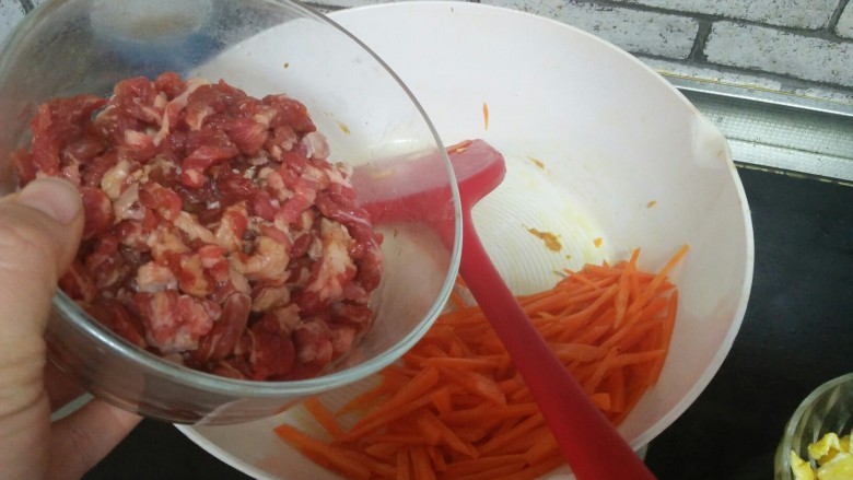 木须肉丝,锅中再加少许油，炒胡萝卜丝，再加入猪肉丝，翻炒至肉色发白