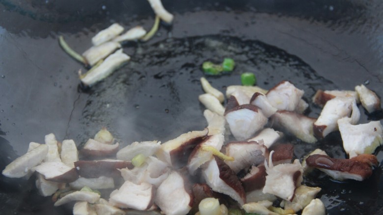 香菇鸡肉挂面,鸡肉炒熟后加入香菇炒