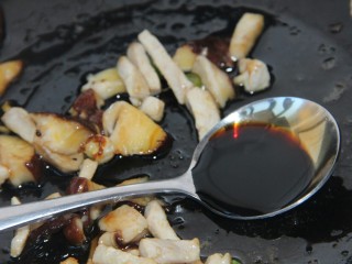 香菇鸡肉挂面,然后加两勺酱油