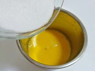椰香坚果麦芬,加入细砂糖用手动打蛋器搅打均匀。