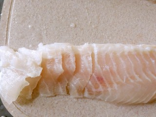 番茄豆腐巴沙鱼～让孩子爱上吃饭,巴沙鱼一切为二，逆着纹路，刀倾斜45度切片