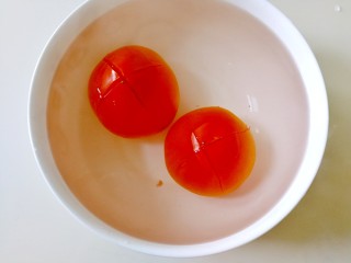 番茄豆腐巴沙鱼～让孩子爱上吃饭,用开水烫五分钟