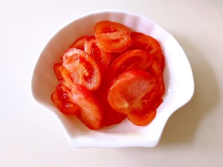 番茄豆腐巴沙鱼～让孩子爱上吃饭,去皮的西红柿切片备用
