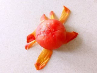 番茄豆腐巴沙鱼～让孩子爱上吃饭,很容易就去皮了（这样适合孩子吃）