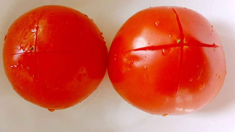 番茄豆腐巴沙鱼～让孩子爱上吃饭,西红柿洗干净后用刀在上面浅浅的划一个十字