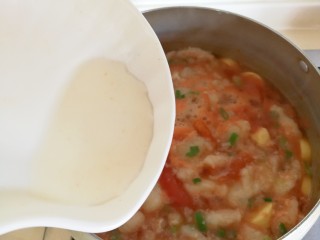 番茄豆腐巴沙鱼～让孩子爱上吃饭,鱼片烧开后把水淀粉倒进锅里